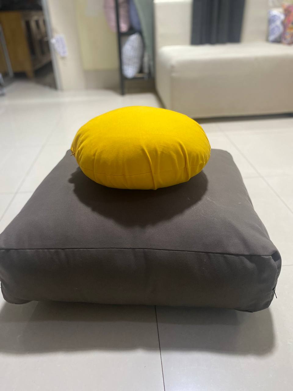 Round shape yoga / meditation cushion